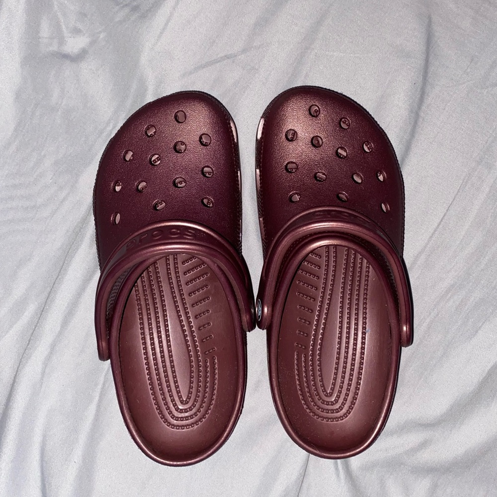 brown metallic crocs